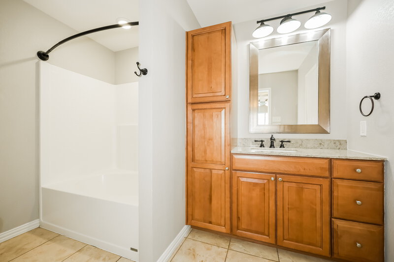 1,725/Mo, 6417 Longmont Trail Fort Worth, TX 76179 Main Bathroom View