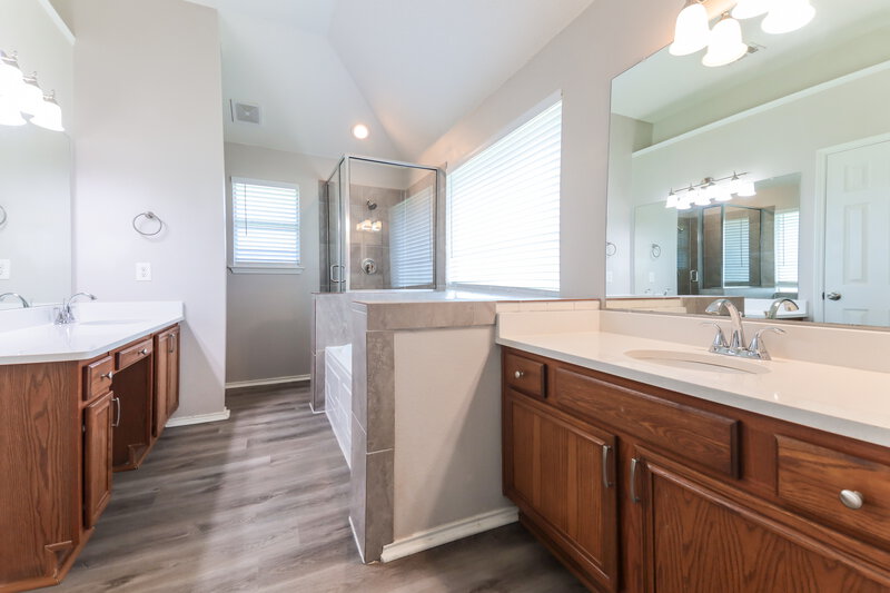 1,700/Mo, 1705 Green Terrace Dr Royse City, TX 75189 Main Bathroom View