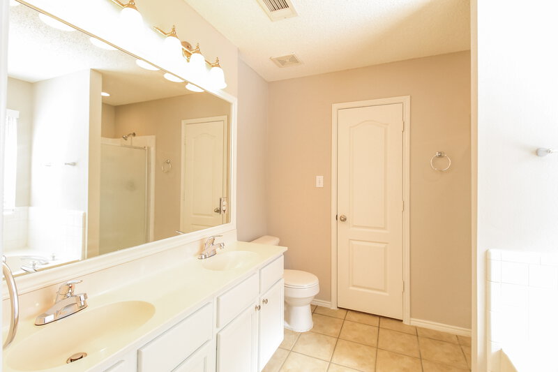 2,895/Mo, 912 Hummingbird Trail Saginaw, TX 76131 Main Bathroom View