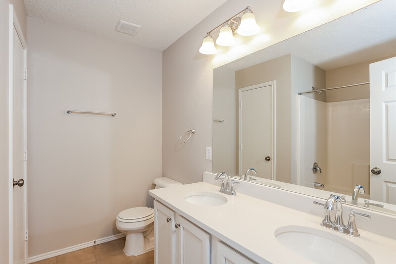 2,470/Mo, 6019 Guilia Dr Grand Prairie, TX 75052 Main Bathroom View