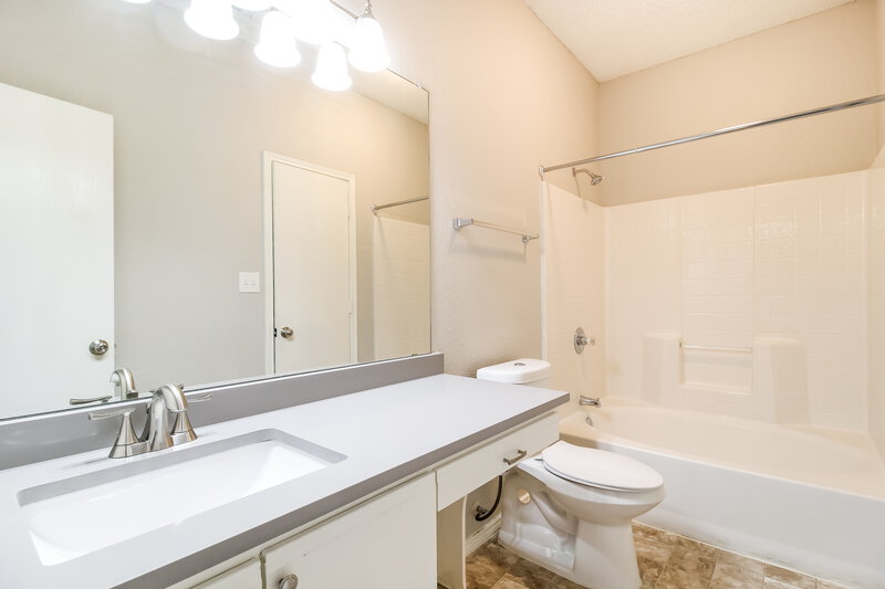2,035/Mo, 705 Pace Dr Denton, TX 76209 Main Bathroom View