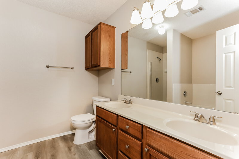 2,245/Mo, 2733 Briscoe Dr Fort Worth, TX 76108 Main Bathroom View