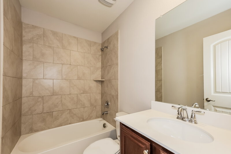 2,335/Mo, 239 Riverdell North Mews Lancaster, TX 75146 Bathroom View