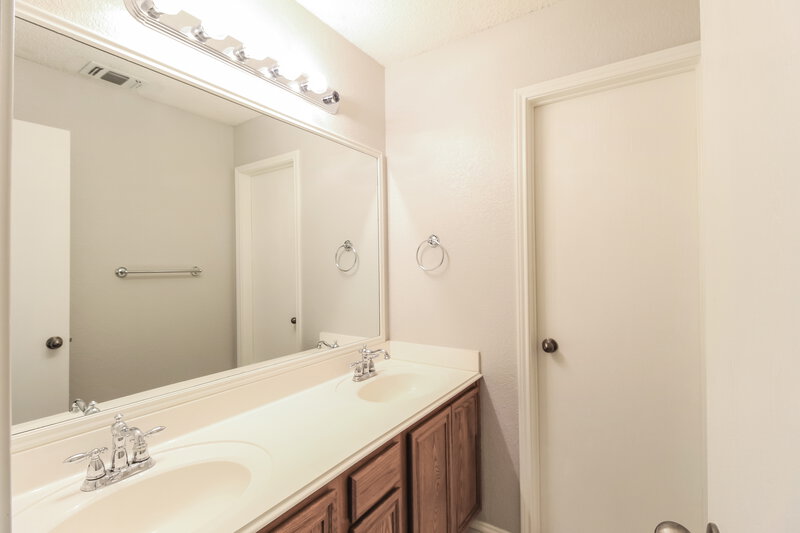 2,330/Mo, 6321 Seal Cove Fort Worth, TX 76179 Main Bathroom View