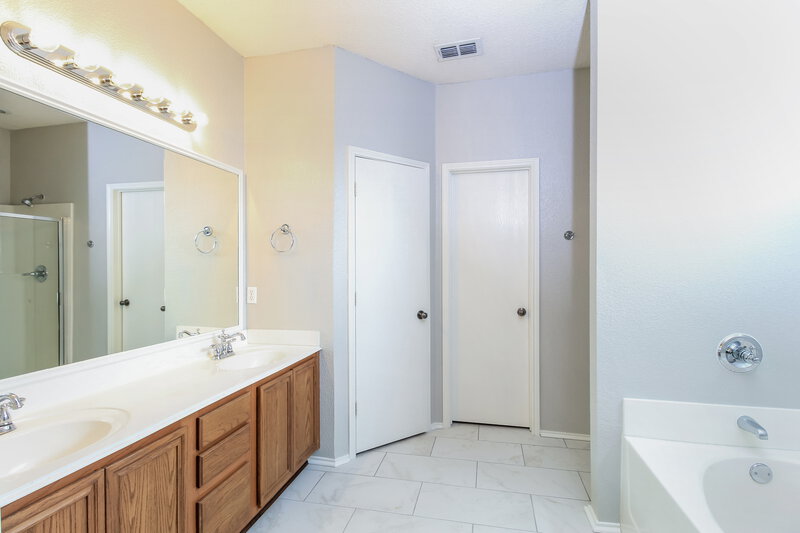 2,330/Mo, 6321 Seal Cove Fort Worth, TX 76179 Bathroom View