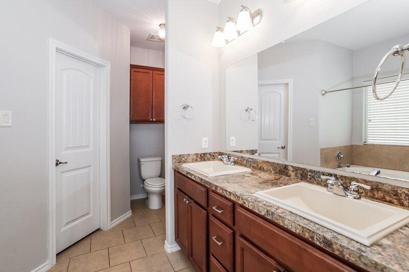 1,615/Mo, 5126 Meadow Ln Krum, TX 76249 Main Bathroom View