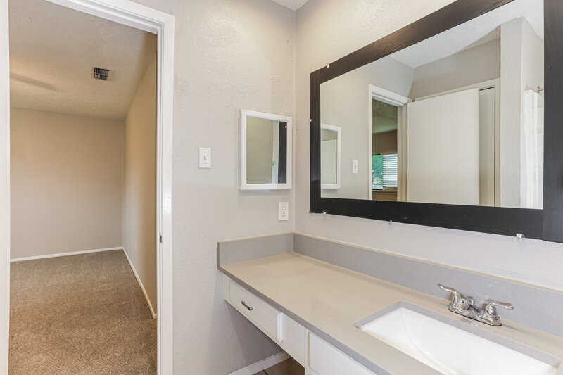 2,050/Mo, 3306 Seaboard Dr Arlington, TX 76014 Main Bathroom View 2