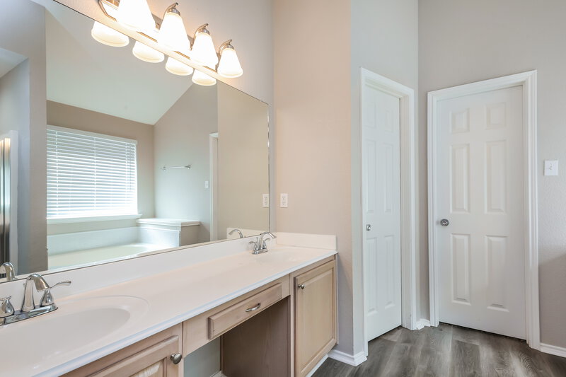 2,340/Mo, 5805 Crowder Dr Fort Worth, TX 76179 Main Bathroom View