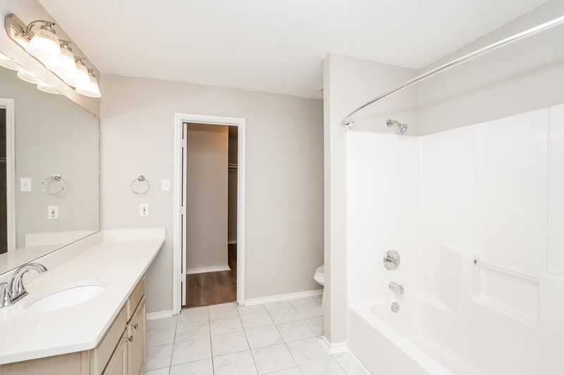 2,055/Mo, 1221 Cathey St Cedar Hill, TX 75104 Main Bathroom View