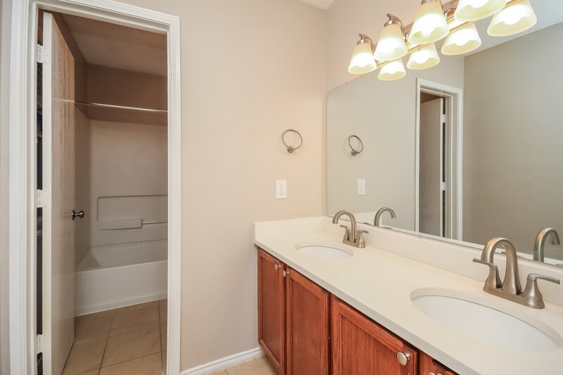 2,855/Mo, 1520 Waters Edge Dr Glenn Heights, TX 75154 Bathroom View