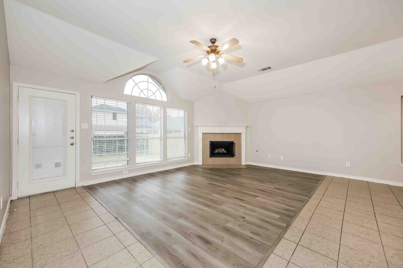 2,250/Mo, 1217 Whitecreek Dr Glenn Heights, TX 75154 Living Room View 2