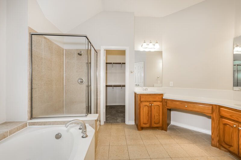 2,250/Mo, 1217 Whitecreek Dr Glenn Heights, TX 75154 Main Bathroom View