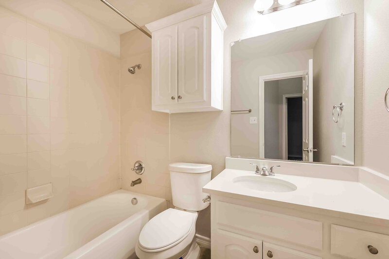 2,250/Mo, 1217 Whitecreek Dr Glenn Heights, TX 75154 Bathroom View