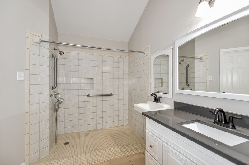 https://photos.rentprogress.com/WebPhotos/Dallas/423504/12-MainBathroom_20220809191456/12-MainBathroom_20220809191456-md.jpg