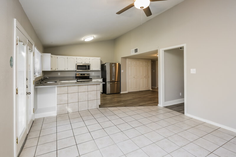2,090/Mo, 601 Beechwood Dr Grand Prairie, TX 75052 Living Room View 2