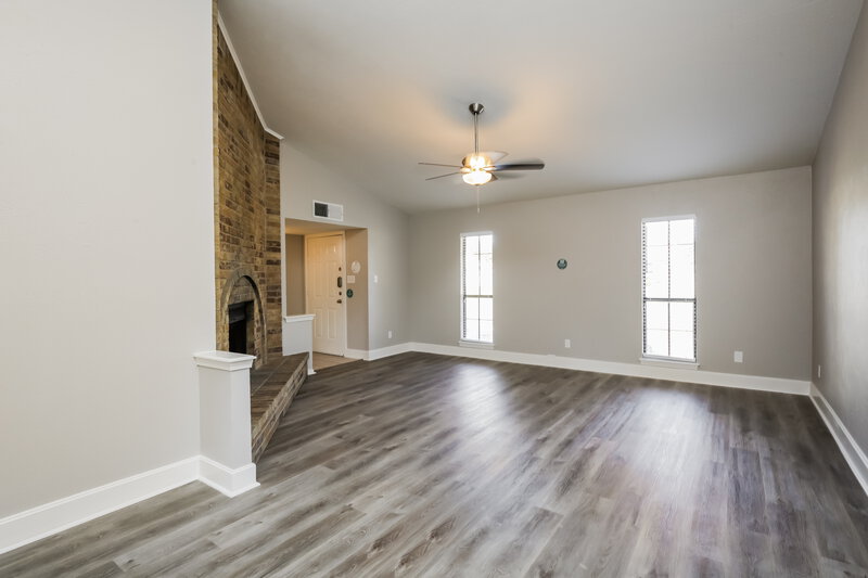 2,090/Mo, 601 Beechwood Dr Grand Prairie, TX 75052 Sitting Room View