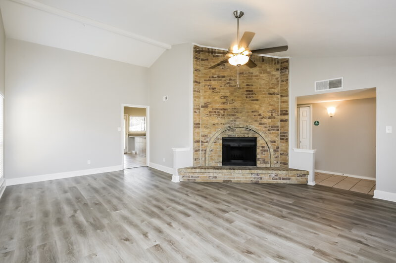 2,090/Mo, 601 Beechwood Dr Grand Prairie, TX 75052 Sitting Room View 2