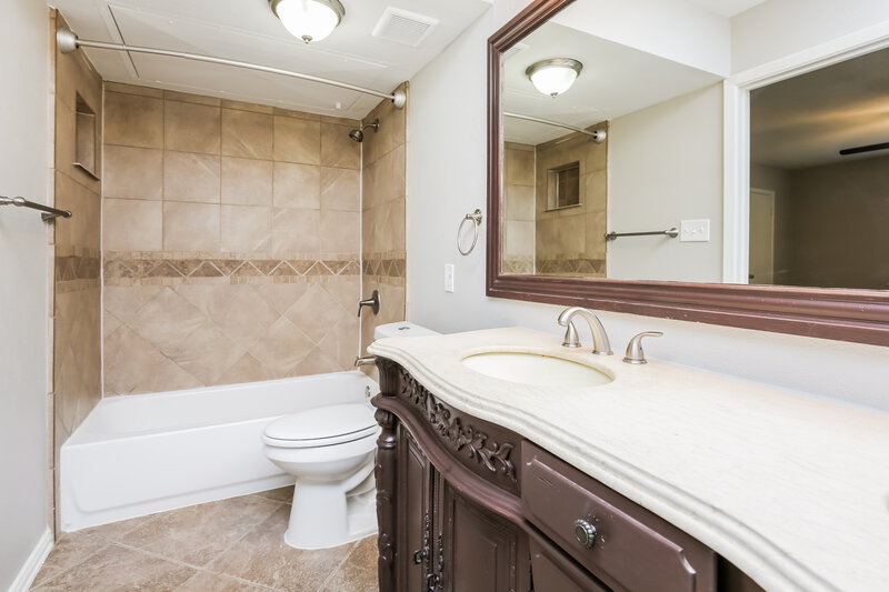 2,090/Mo, 601 Beechwood Dr Grand Prairie, TX 75052 Main Bathroom View