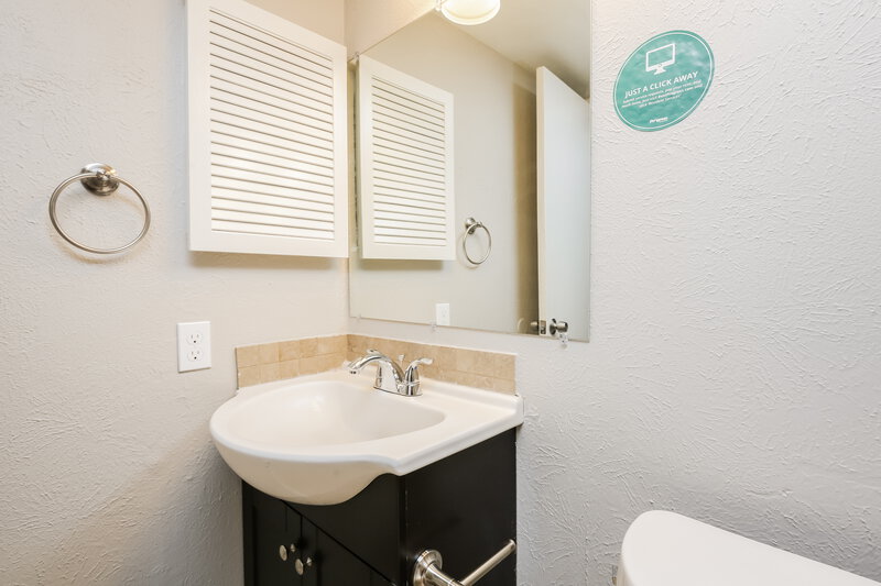 2,090/Mo, 601 Beechwood Dr Grand Prairie, TX 75052 Bathroom View