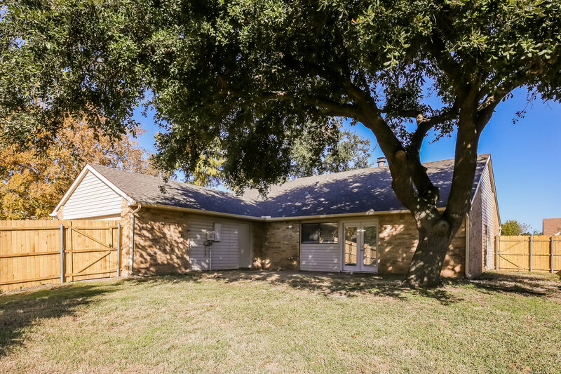 2,090/Mo, 601 Beechwood Dr Grand Prairie, TX 75052 Rear View