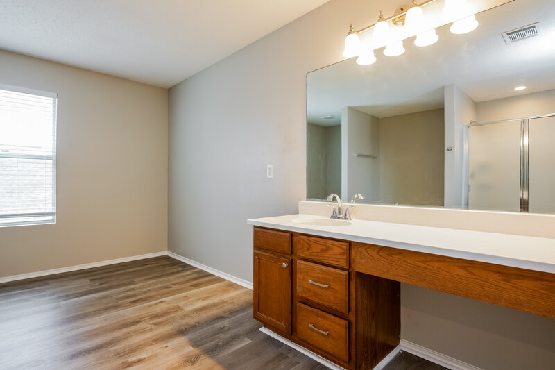 2,630/Mo, 8126 Mossberg Dr Arlington, TX 76002 Main Bathroom View