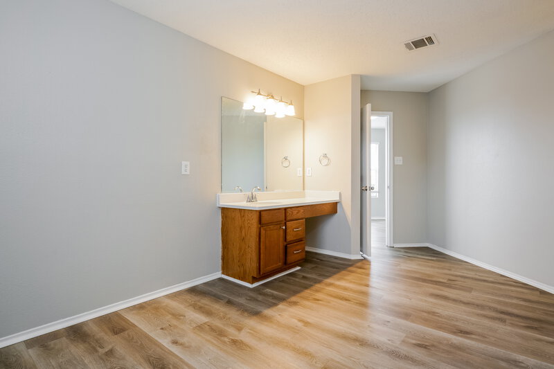 2,630/Mo, 8126 Mossberg Dr Arlington, TX 76002 Main Bathroom View 2