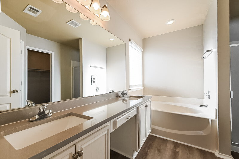 2,495/Mo, 405 Rio Rojo Dr Desoto, TX 75115 Main Bathroom View