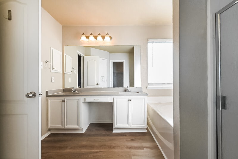 2,495/Mo, 405 Rio Rojo Dr Desoto, TX 75115 Main Bathroom View 2
