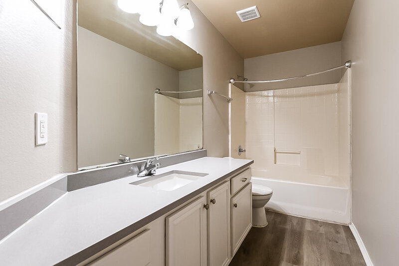 2,495/Mo, 405 Rio Rojo Dr Desoto, TX 75115 Bathroom View
