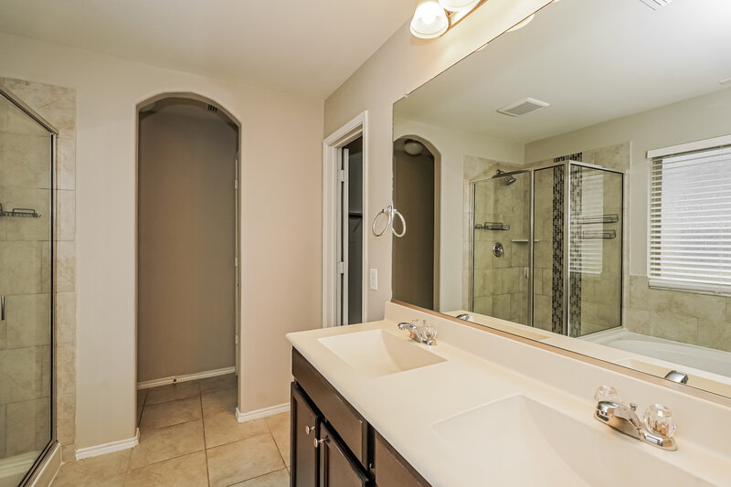 2,115/Mo, 625 Saguaro Dr Haslet, TX 76052 Main Bathroom View