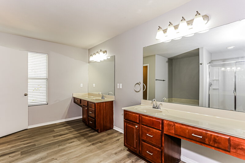 2,065/Mo, 8201 Southbrook Cir Fort Worth, TX 76134 Main Bathroom View