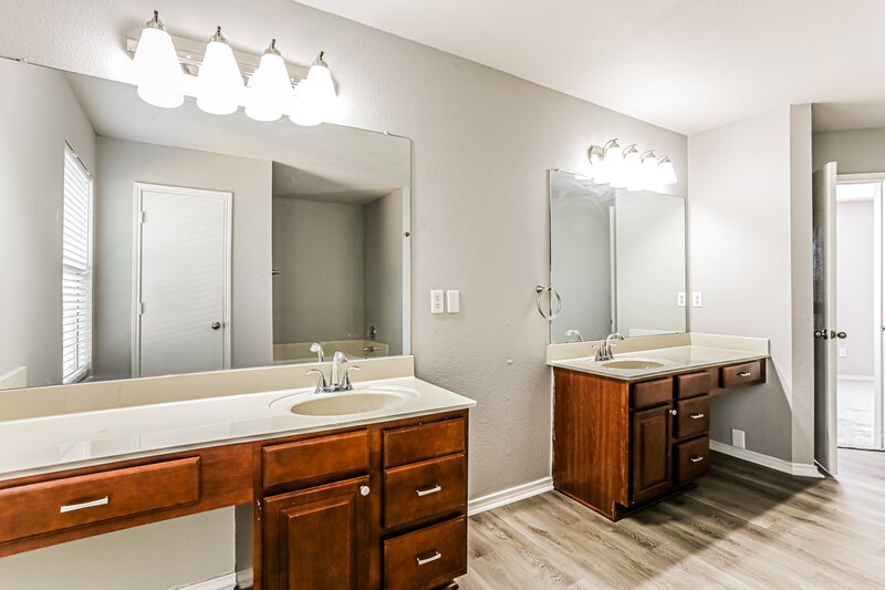 2,065/Mo, 8201 Southbrook Cir Fort Worth, TX 76134 Main Bathroom View 2