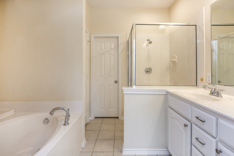 2,855/Mo, 8701 Prairie Dawn Dr Fort Worth, TX 76131 Main Bathroom View