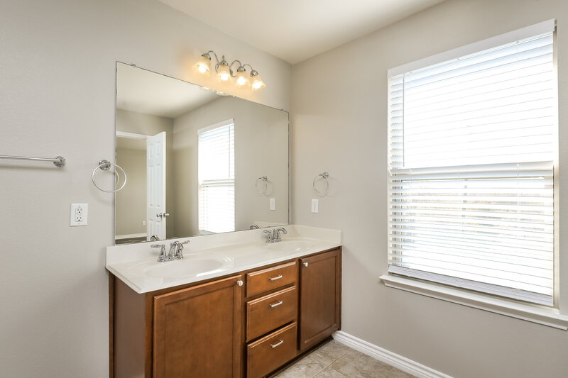 2,940/Mo, 6313 Waterhill Ln Fort Worth, TX 76179 Main Bathroom View