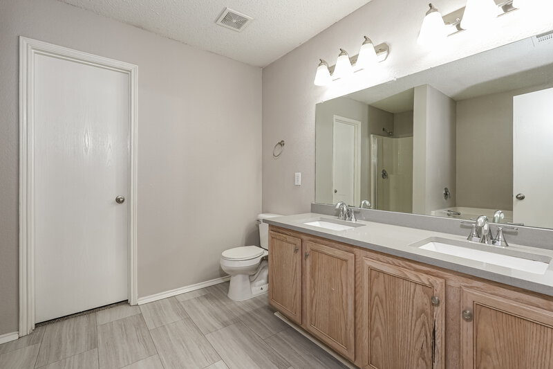 1,975/Mo, 532 Hertford St Crowley, TX 76036 Main Bathroom View