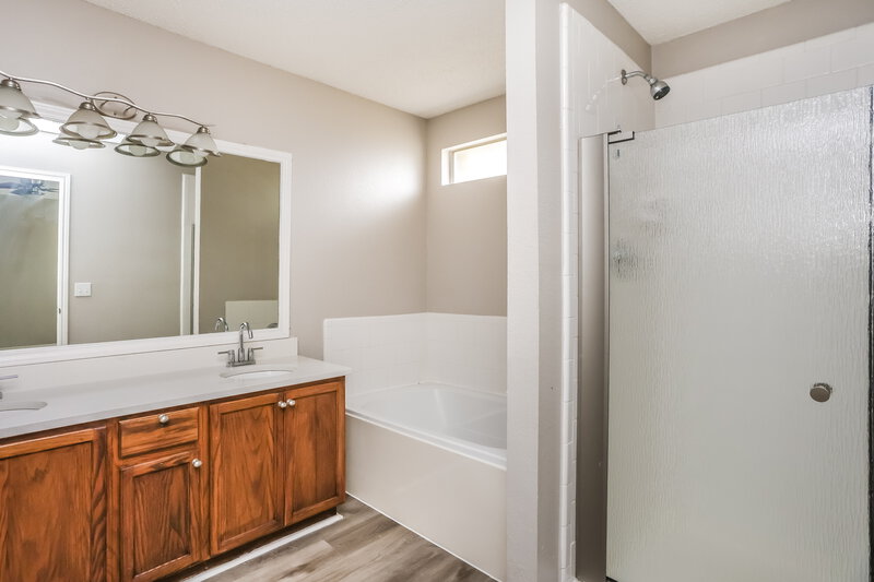 2,505/Mo, 1908 Berkeley Dr Glenn Heights, TX 75154 Main Bathroom View