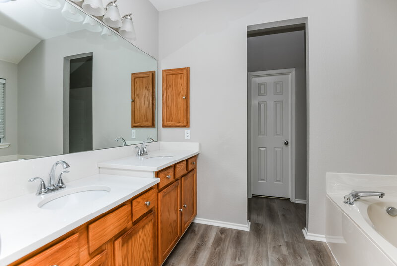 2,350/Mo, 113 Lanshire Dr Rockwall, TX 75032 Main Bathroom View