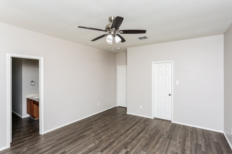 2,375/Mo, 2907 Hobble Ct Grand Prairie, TX 75052 Main Bathroom View