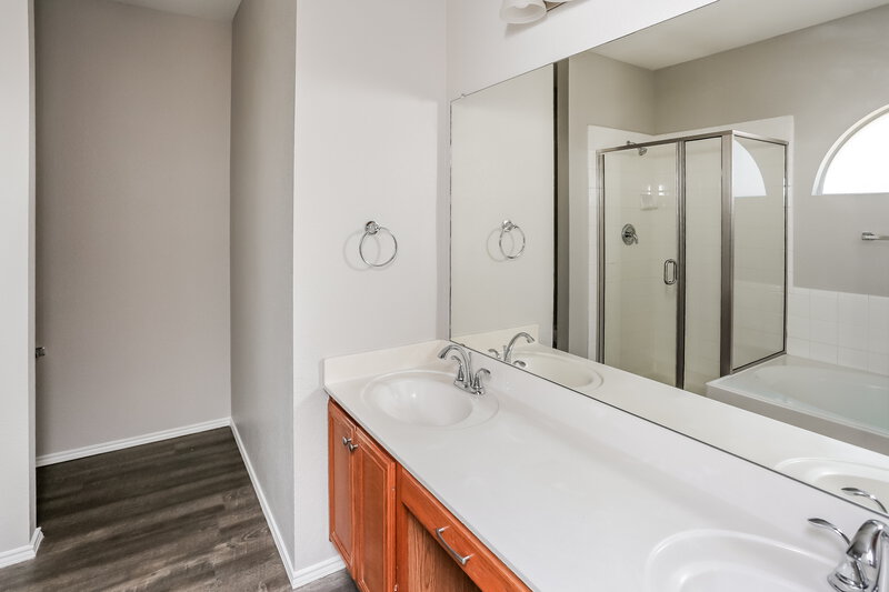 2,375/Mo, 2907 Hobble Ct Grand Prairie, TX 75052 Main Bathroom View 2