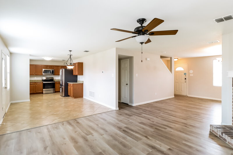 2,450/Mo, 5515 Green Ivy Rd Denton, TX 76210 Living Room View 2