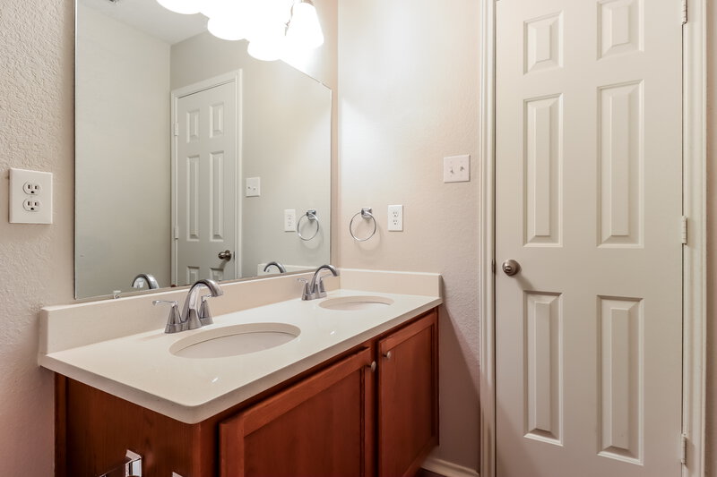 2,450/Mo, 5515 Green Ivy Rd Denton, TX 76210 Main Bathroom View