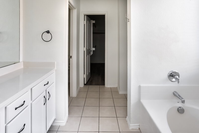 2,940/Mo, 1124 Golden Eagle Ct Aubrey, TX 76227 Main Bathroom View