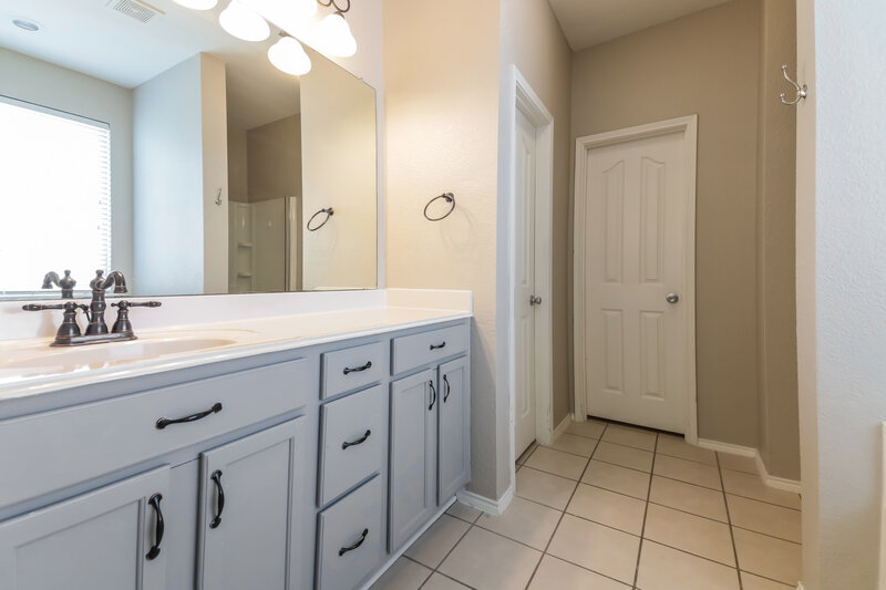 2,355/Mo, 1124 Golden Eagle Ct Aubrey, TX 76227 Main Bathroom View