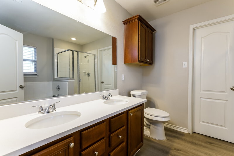 2,590/Mo, 1326 Burleson St Cedar Hill, TX 75104 Main Bathroom View