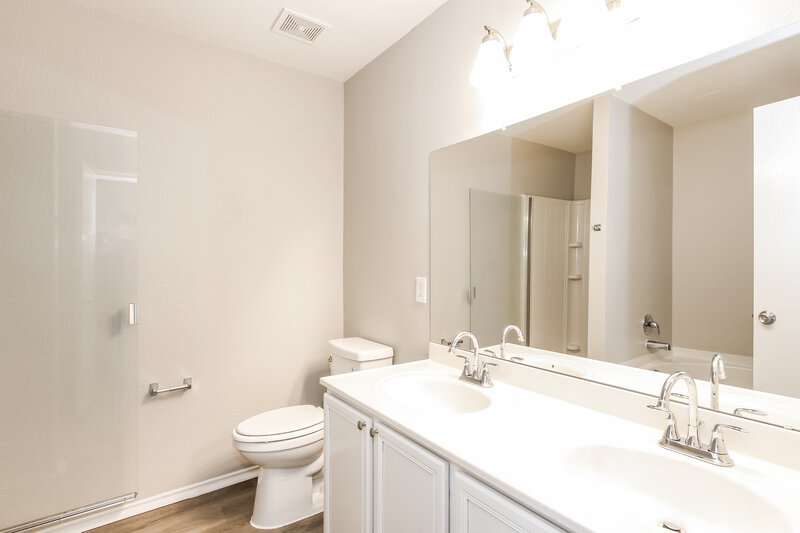 2,050/Mo, 310 Charleston Dr Anna, TX 75409 Main Bathroom View