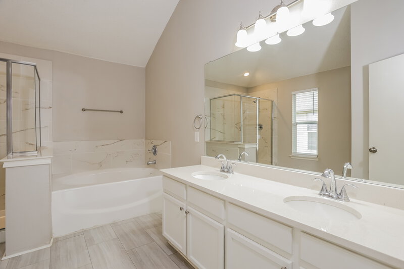 2,955/Mo, 2504 Frontier Dr Grand Prairie, TX 75052 Main Bathroom View
