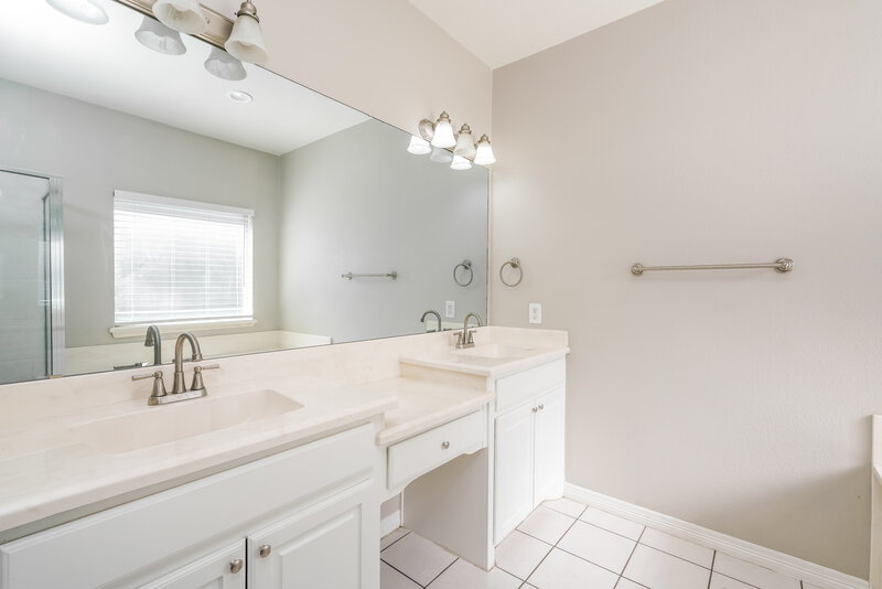 2,345/Mo, 102 Cottonwood Trl Red Oak, TX 75154 Main Bathroom View