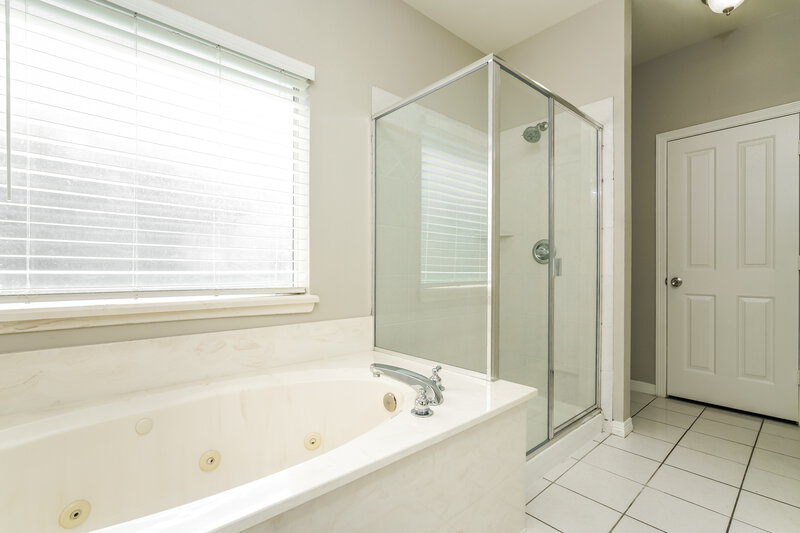 2,345/Mo, 102 Cottonwood Trl Red Oak, TX 75154 Main Bathroom View 2