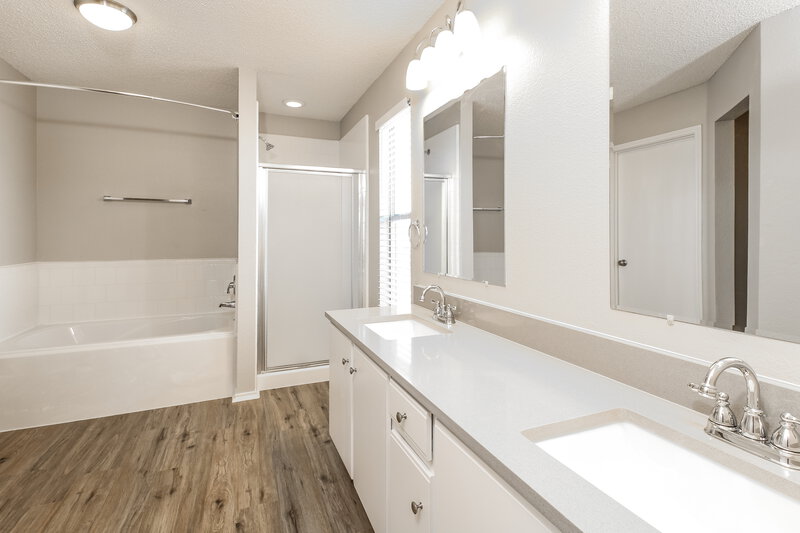 1,960/Mo, 3309 Bent Creek Dr Denton, TX 76210 Main Bathroom View