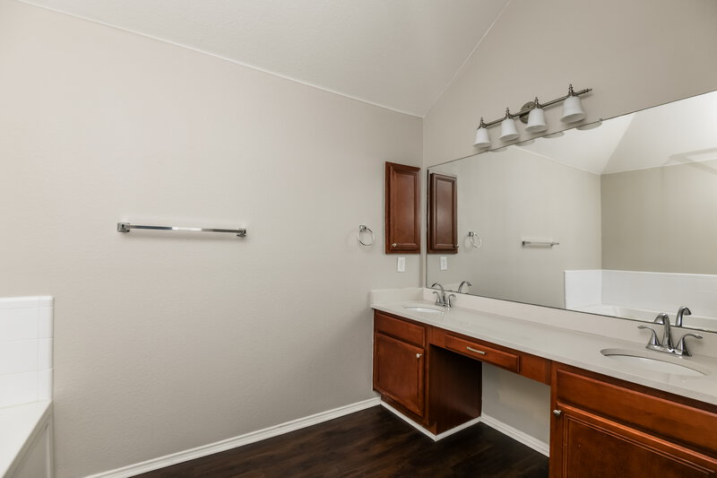 2,670/Mo, 2414 Lost Mesa Grand Prairie, TX 75052 Main Bathroom View